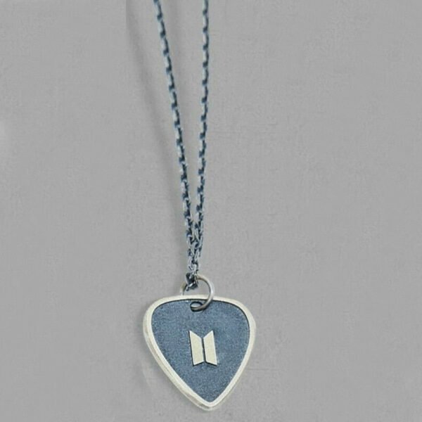 BTS - ARTIST MADE COLLECTION BY SUGA - GUITAR PICK COLLAR (NEGRO)